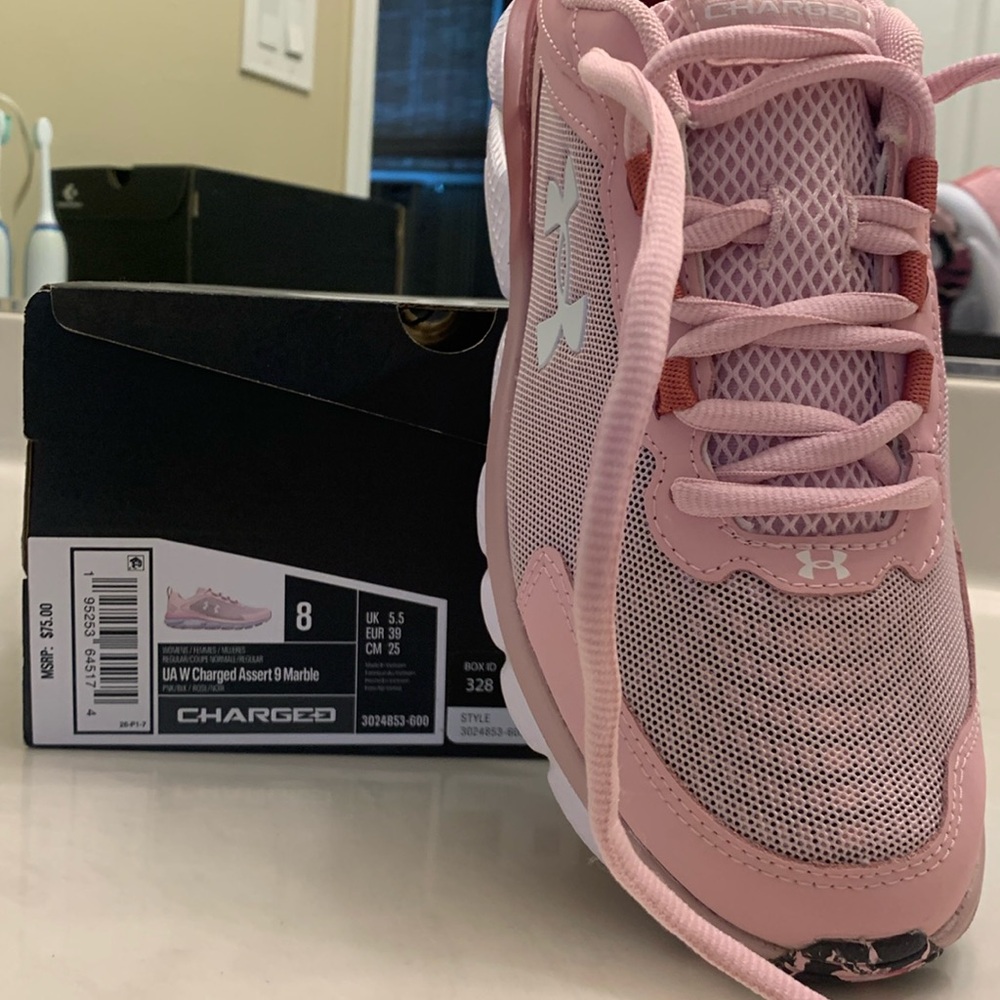 New under Armour size 8 charged shoes new in box